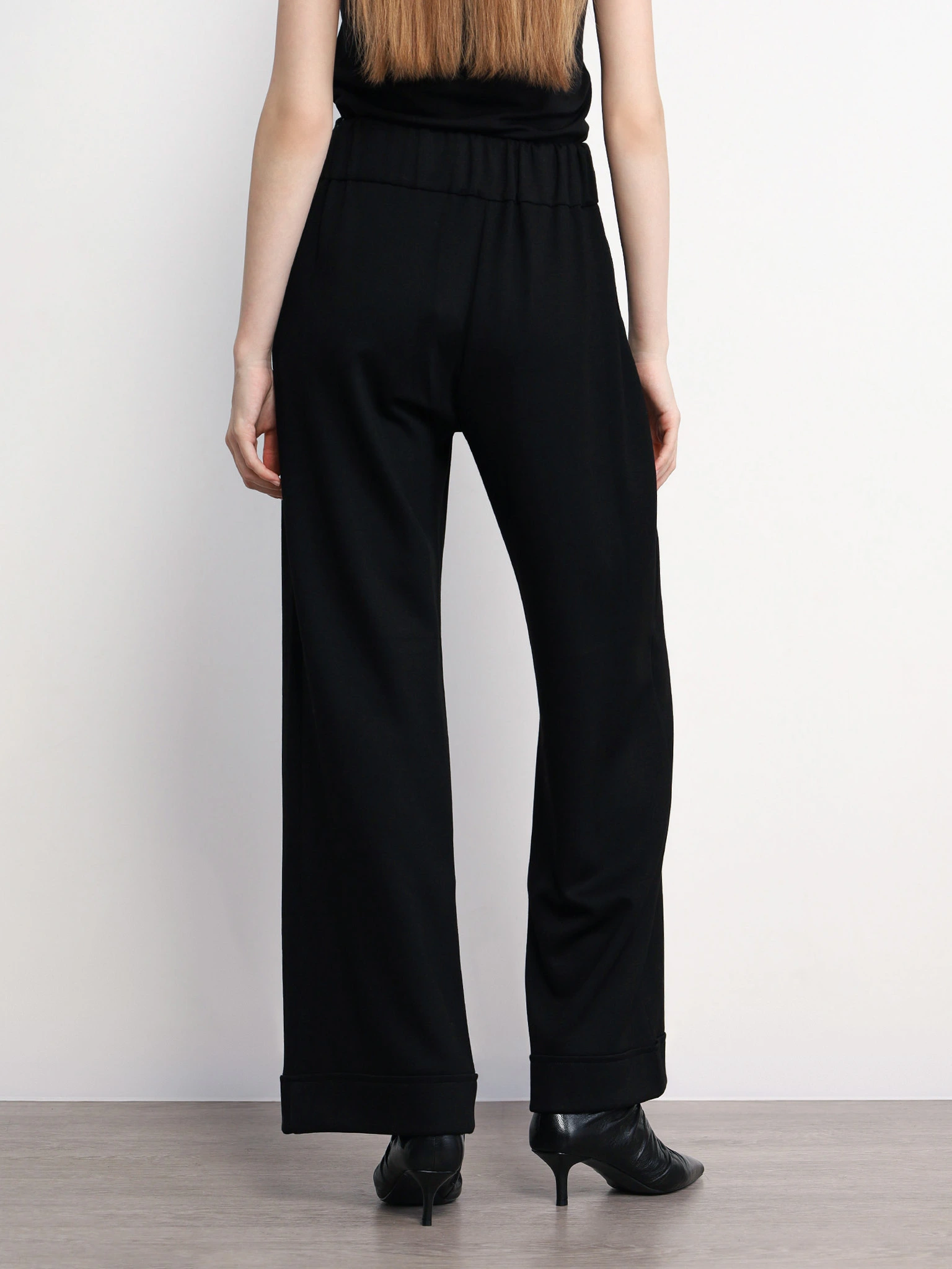 Брюки трикотажные черного цвета расклешенного кроя